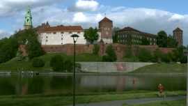Bulwary wiślane w Krakowie - widok na Zamek Królewski na Wawelu [przebitki]