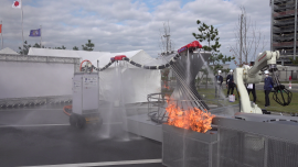 Lewitujący robot pomoże walczyć z pożarami w trudno dostępnych miejscach. Strumień wody nie tylko służy gaszeniu ognia, ale i napędza robota [DEPESZA] News powiązane z robot